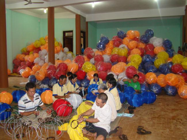 Đăk Nông: Thắp sáng Lá cờ Phật giáo kết bằng lồng đèn