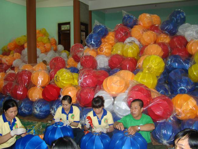 Đăk Nông: Thắp sáng Lá cờ Phật giáo kết bằng lồng đèn