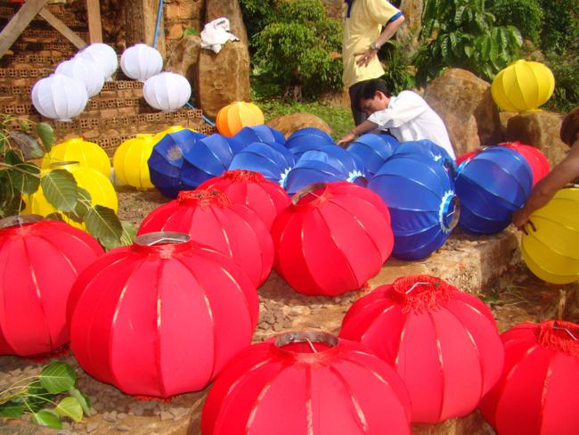 Đăk Nông: Thắp sáng Lá cờ Phật giáo kết bằng lồng đèn