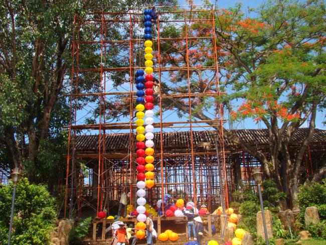 Đăk Nông: Thắp sáng Lá cờ Phật giáo kết bằng lồng đèn