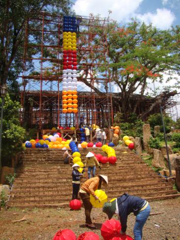 Đăk Nông: Thắp sáng Lá cờ Phật giáo kết bằng lồng đèn