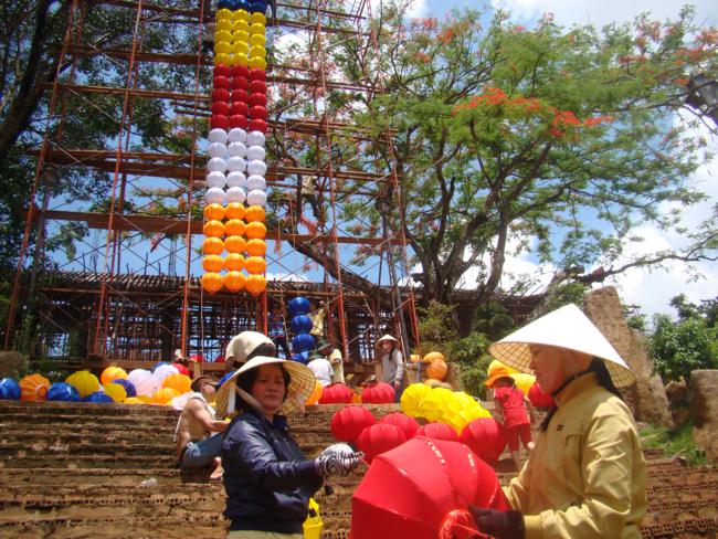 Đăk Nông: Thắp sáng Lá cờ Phật giáo kết bằng lồng đèn