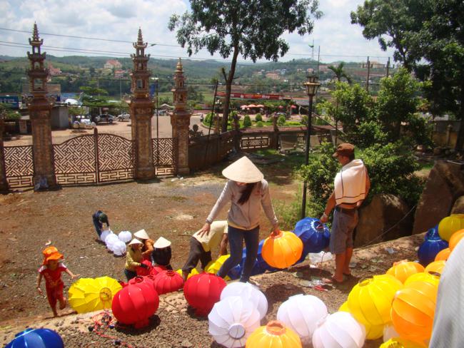 Đăk Nông: Thắp sáng Lá cờ Phật giáo kết bằng lồng đèn