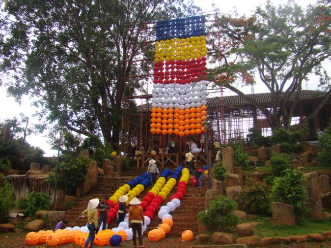 Đăk Nông: Thắp sáng Lá cờ Phật giáo kết bằng lồng đèn