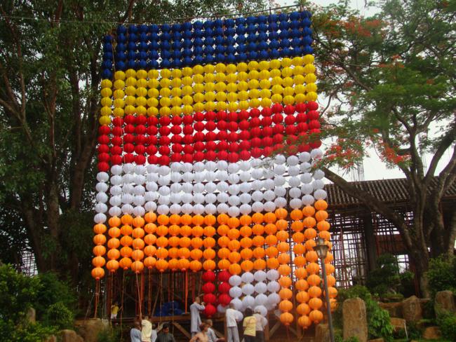 Đăk Nông: Thắp sáng Lá cờ Phật giáo kết bằng lồng đèn