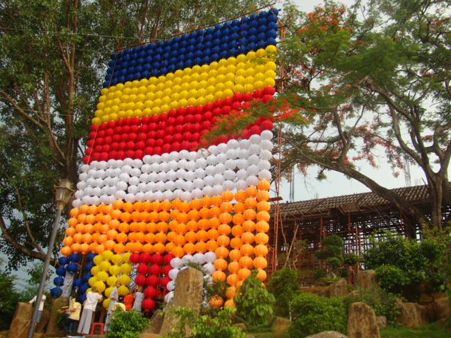 Đăk Nông: Thắp sáng Lá cờ Phật giáo kết bằng lồng đèn