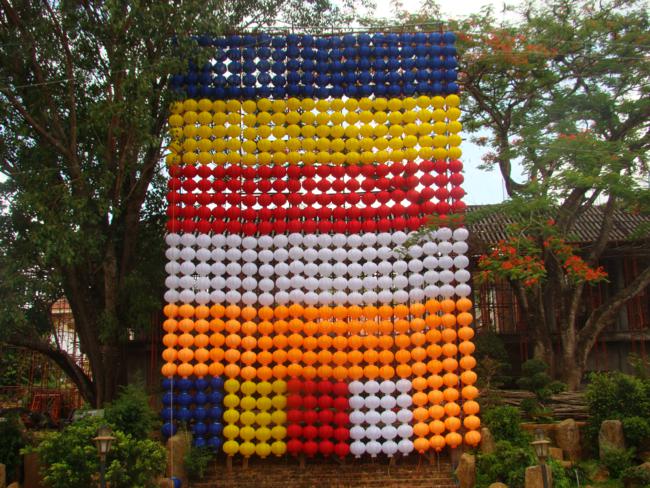 Đăk Nông: Thắp sáng Lá cờ Phật giáo kết bằng lồng đèn