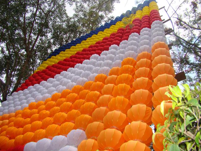 Đăk Nông: Thắp sáng Lá cờ Phật giáo kết bằng lồng đèn