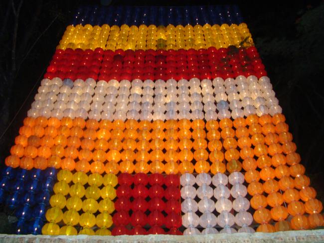 Đăk Nông: Thắp sáng Lá cờ Phật giáo kết bằng lồng đèn