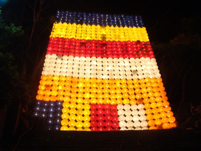 Đăk Nông: Thắp sáng Lá cờ Phật giáo kết bằng lồng đèn