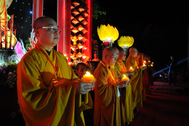 Vesak 2014: Huyền nhiệm đêm thắp nến cầu nguyện hòa bình thế giới