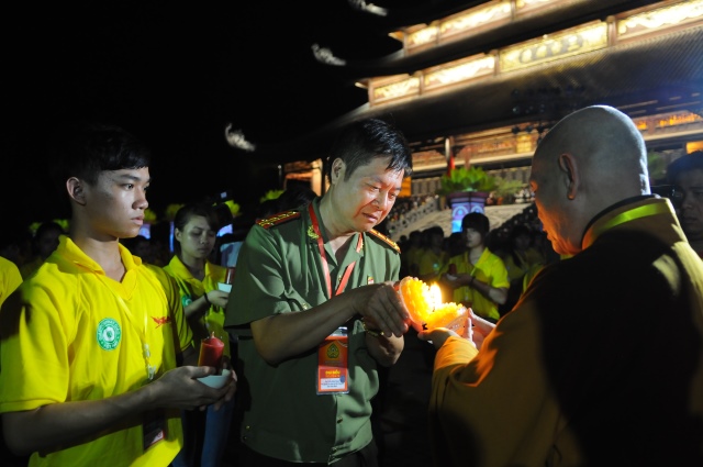 Vesak 2014: Huyền nhiệm đêm thắp nến cầu nguyện hòa bình thế giới