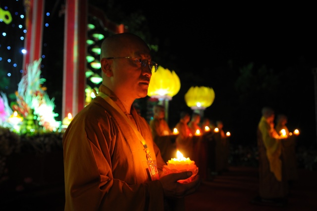 Vesak 2014: Huyền nhiệm đêm thắp nến cầu nguyện hòa bình thế giới