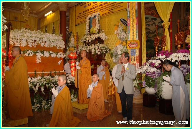 Chùm ảnh: Các phái đoàn viếng Giác linh ĐLHT. Thích Trí Tịnh buổi sáng ngày 02-04-2014
