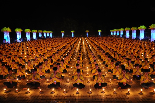 Vesak 2014: Huyền nhiệm đêm thắp nến cầu nguyện hòa bình thế giới