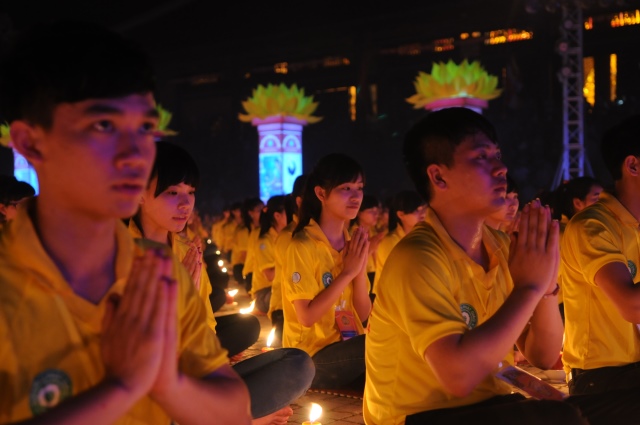 Vesak 2014: Huyền nhiệm đêm thắp nến cầu nguyện hòa bình thế giới