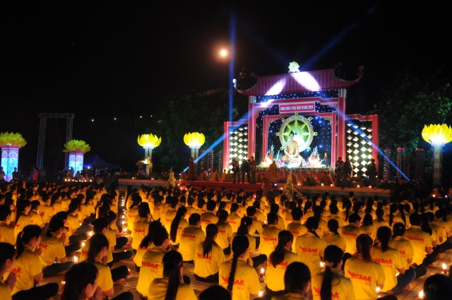 Vesak 2014: Huyền nhiệm đêm thắp nến cầu nguyện hòa bình thế giới