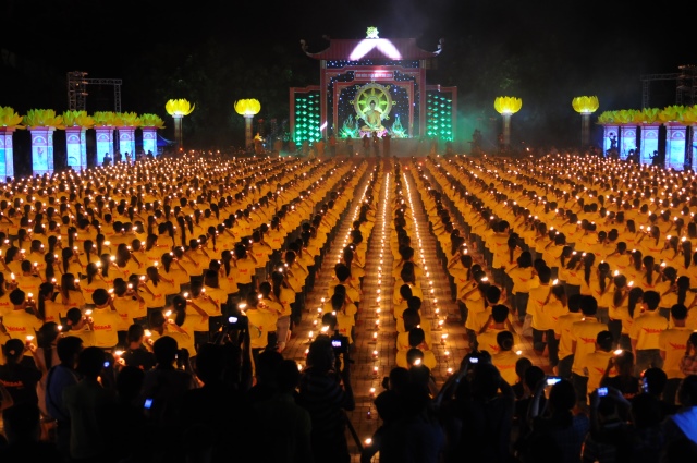 Vesak 2014: Huyền nhiệm đêm thắp nến cầu nguyện hòa bình thế giới