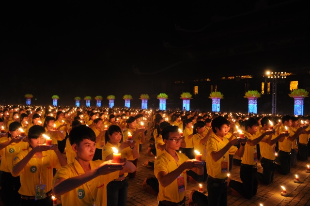 Vesak 2014: Huyền nhiệm đêm thắp nến cầu nguyện hòa bình thế giới