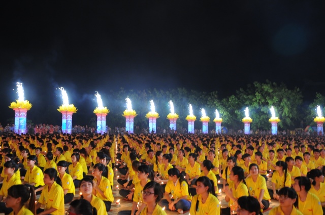 Vesak 2014: Huyền nhiệm đêm thắp nến cầu nguyện hòa bình thế giới