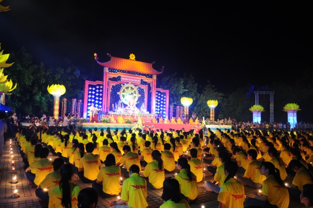 Vesak 2014: Huyền nhiệm đêm thắp nến cầu nguyện hòa bình thế giới