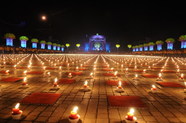 Vesak 2014: Huyền nhiệm đêm thắp nến cầu nguyện hòa bình thế giới