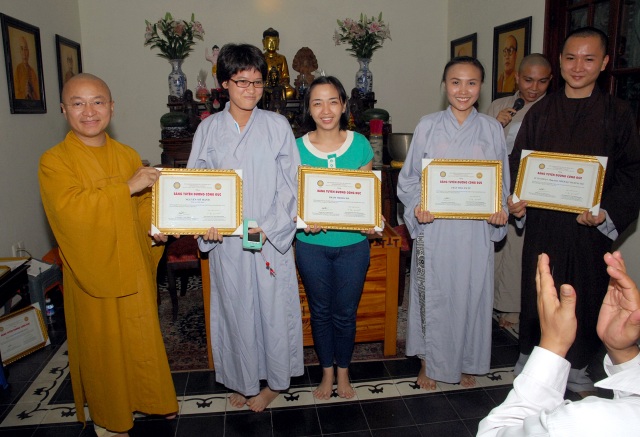 TP.HCM: Trao tặng bằng khen cho các Phật tử đóng góp cho Đại lễ Vesak LHQ 2014