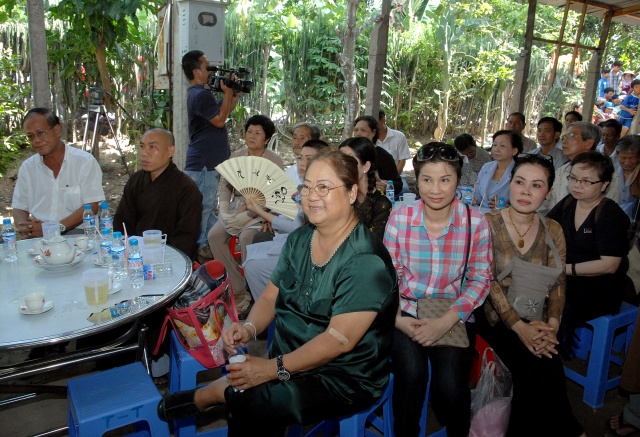 Quỹ Từ thiện ĐPNN: Xây cầu, khởi công đường bê tông &amp; tặng quà cho những người nghèo tại An Giang