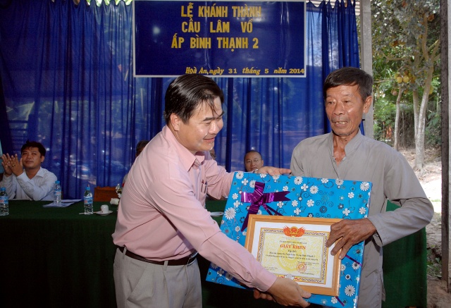 Quỹ Từ thiện ĐPNN: Xây cầu, khởi công đường bê tông &amp; tặng quà cho những người nghèo tại An Giang