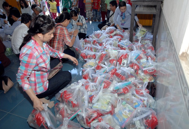 Quỹ Từ thiện ĐPNN: Xây cầu, khởi công đường bê tông &amp; tặng quà cho những người nghèo tại An Giang
