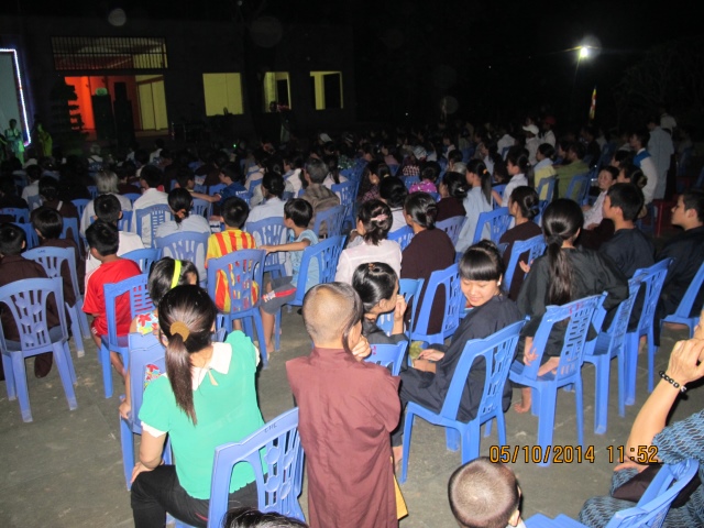 Thanh Hóa: Khoảng 3000 người xem phim Cuộc Đời Đức Phật tại chùa Khánh Long.