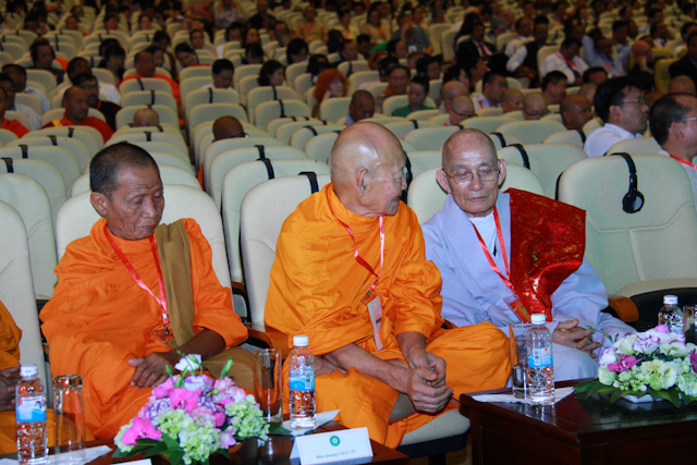 Vesak 2014: Sứ giả hòa bình qua thông điệp Vesak 2014
