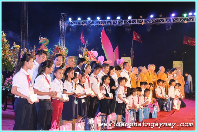 Chùm ảnh: Bình Dương chính thức khai mạc đại lễ Phật đản 2558