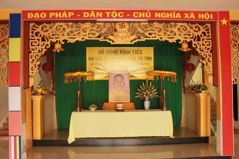 Đồng Tháp: 200 Ngôi Tự Viện Treo Cờ Rủ Và Biểu Ngữ Tang Lễ