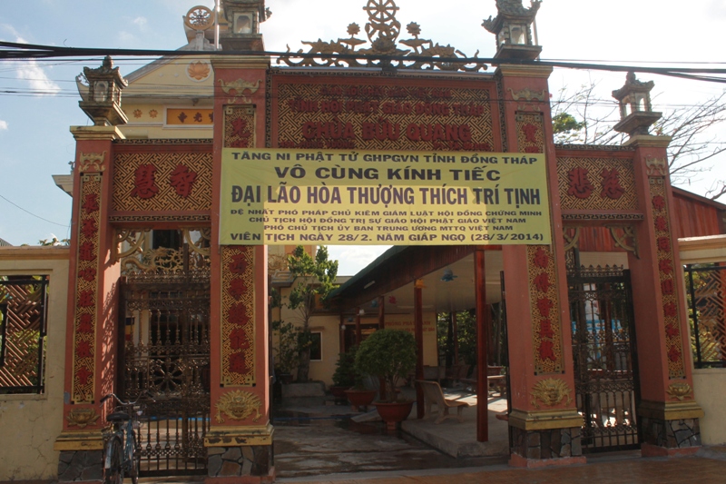 Đồng Tháp: 200 Ngôi Tự Viện Treo Cờ Rủ Và Biểu Ngữ Tang Lễ