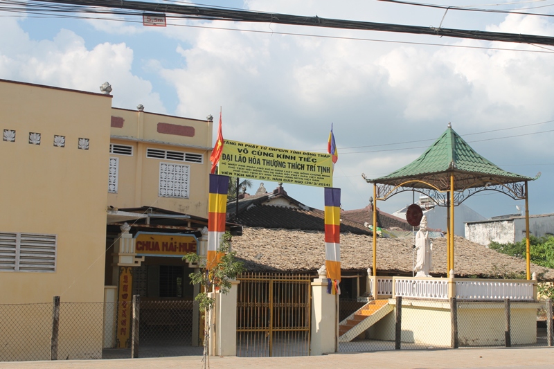 Đồng Tháp: 200 Ngôi Tự Viện Treo Cờ Rủ Và Biểu Ngữ Tang Lễ