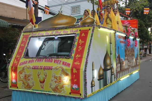 Đồng Tháp: Diễu Hành Xe Hoa và Văn Nghệ Phật Đản