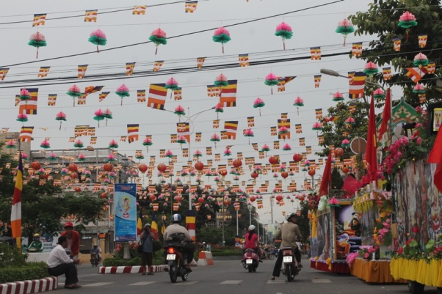 Đồng Tháp: Diễu Hành Xe Hoa và Văn Nghệ Phật Đản