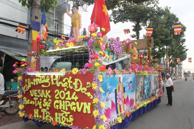 Đồng Tháp: Diễu Hành Xe Hoa và Văn Nghệ Phật Đản