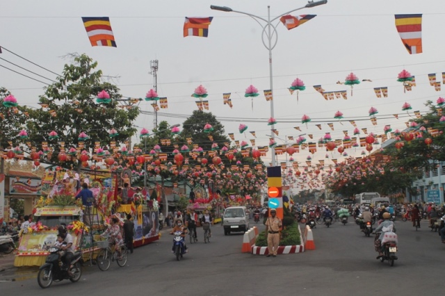 Đồng Tháp: Diễu Hành Xe Hoa và Văn Nghệ Phật Đản
