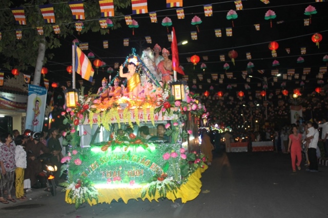 Đồng Tháp: Diễu Hành Xe Hoa và Văn Nghệ Phật Đản