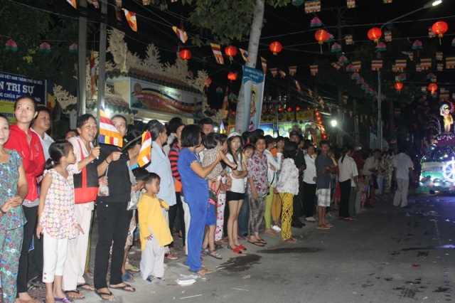 Đồng Tháp: Diễu Hành Xe Hoa và Văn Nghệ Phật Đản