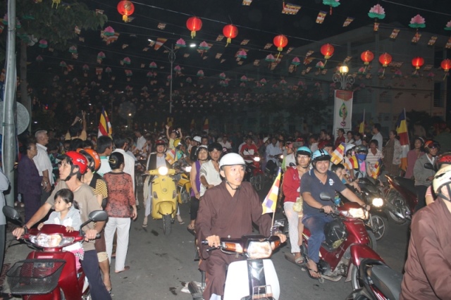Đồng Tháp: Diễu Hành Xe Hoa và Văn Nghệ Phật Đản