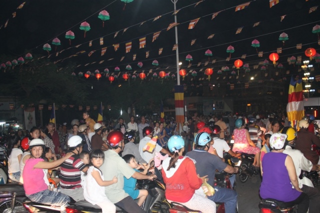 Đồng Tháp: Diễu Hành Xe Hoa và Văn Nghệ Phật Đản