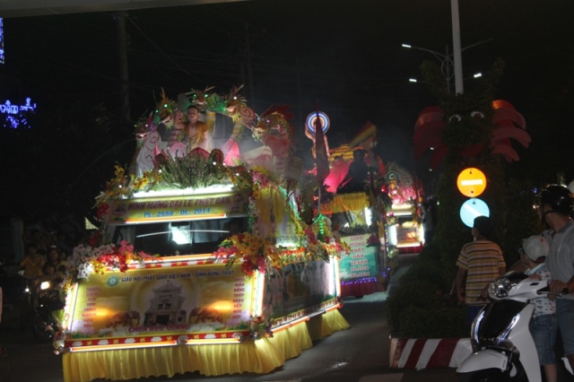 Đồng Tháp: Diễu Hành Xe Hoa và Văn Nghệ Phật Đản