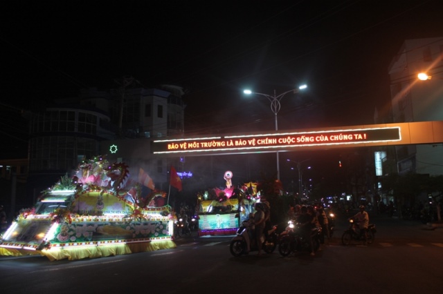 Đồng Tháp: Diễu Hành Xe Hoa và Văn Nghệ Phật Đản