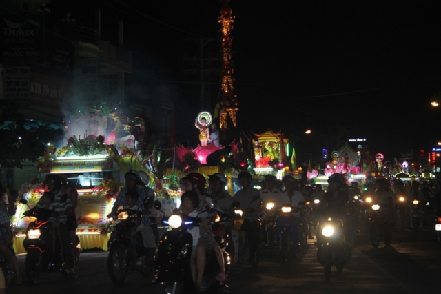 Đồng Tháp: Diễu Hành Xe Hoa và Văn Nghệ Phật Đản