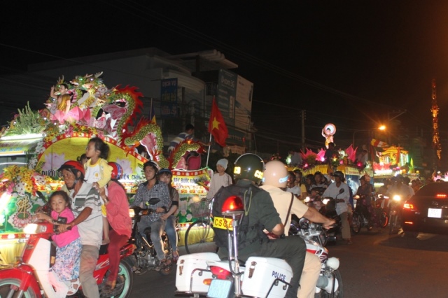 Đồng Tháp: Diễu Hành Xe Hoa và Văn Nghệ Phật Đản