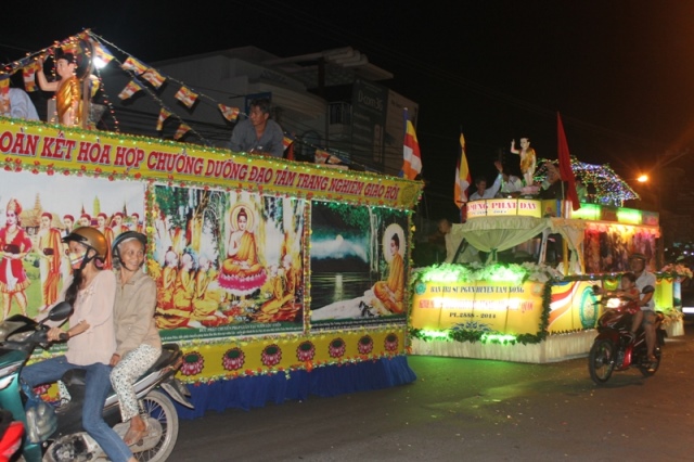 Đồng Tháp: Diễu Hành Xe Hoa và Văn Nghệ Phật Đản