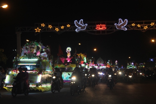 Đồng Tháp: Diễu Hành Xe Hoa và Văn Nghệ Phật Đản